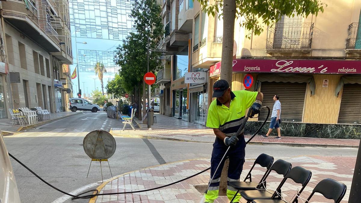 Limpieza de imbornales en la calle Muelle, en el corazón de Santa Pola