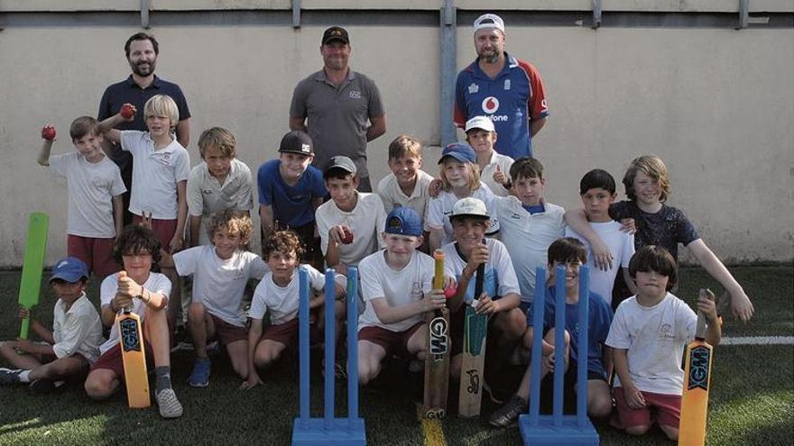 Los jóvenes jugadores mallorquines de críquet posan con sus técnicos en Pòrtol.