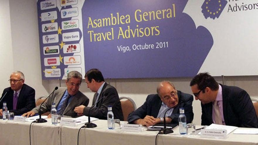 Tomás y Caballero, en el centro, ayer durante la presentación