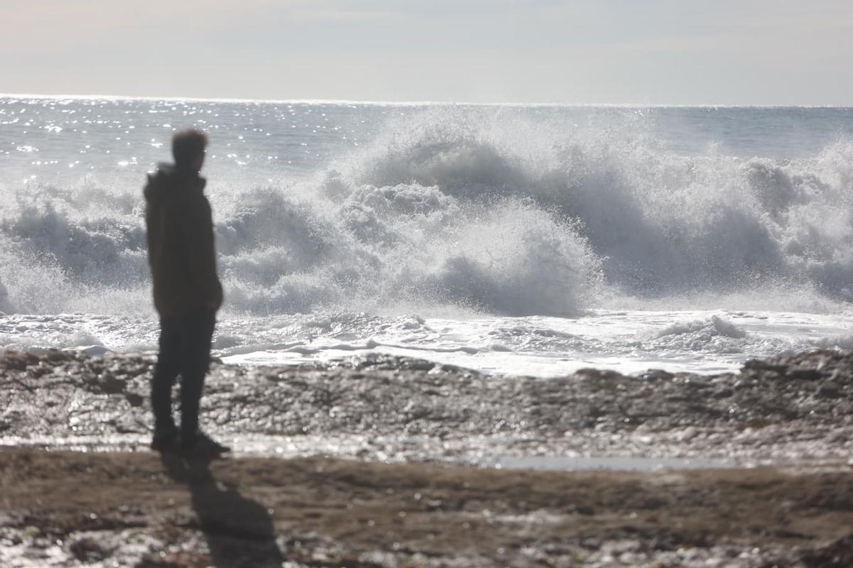 El temporal reúne a surfistas en busca de las mejores olas en la Caleta