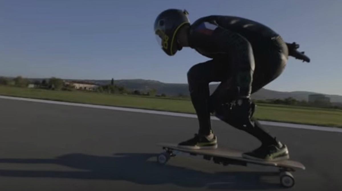 Mischo Erban estableix el rècord en monopatí elèctric: gairebé 96 km/h.