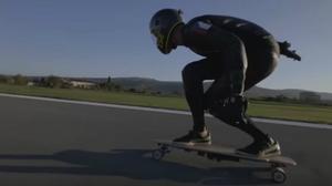 Mischo Erban estableix el rècord en monopatí elèctric: gairebé 96 km/h.