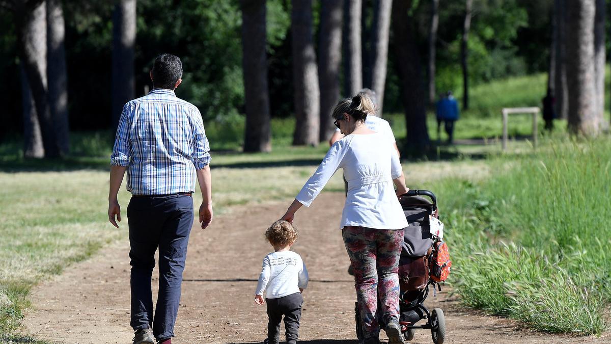 Imagen de archivo de una familia en un parque. EFE/EPA/ETTORE FERRARI