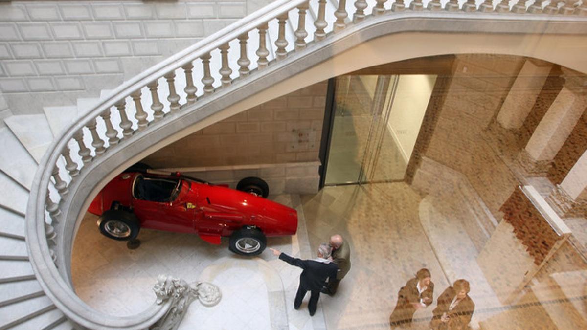 Interior de la sede de la Fundación Francisco Godia, con un Maserati en exposición.