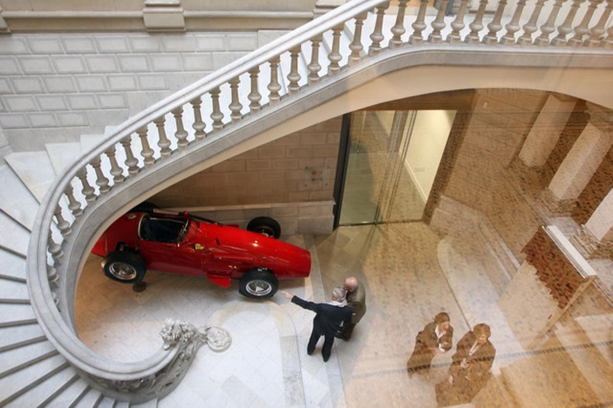 Interior de la seu de la Fundació Francisco Godia, amb un Maserati en exposició.