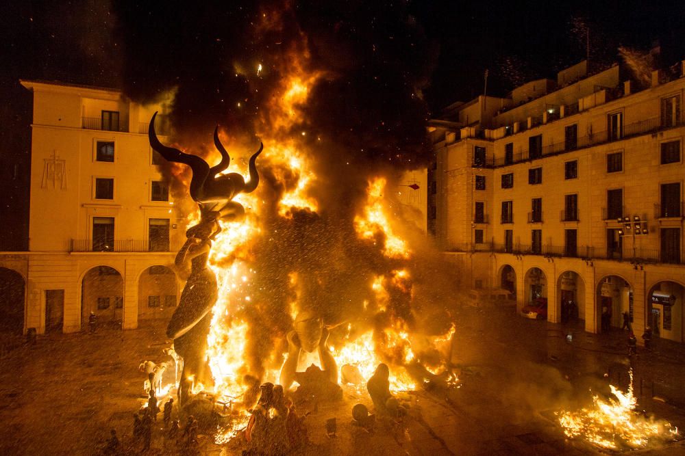 Alicante se rinde al fuego en su noche grande con la Cremà.