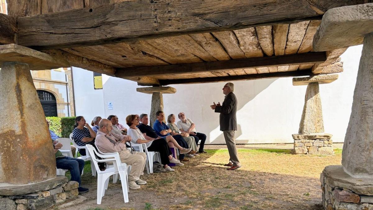 Un momento de la charla bajo el hórreo.