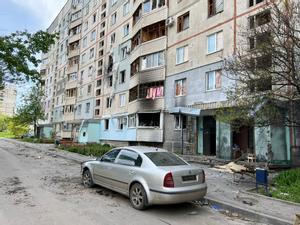 Desolación en una calle de la ciudad de Járkov, tras los ataques del Ejército ruso.