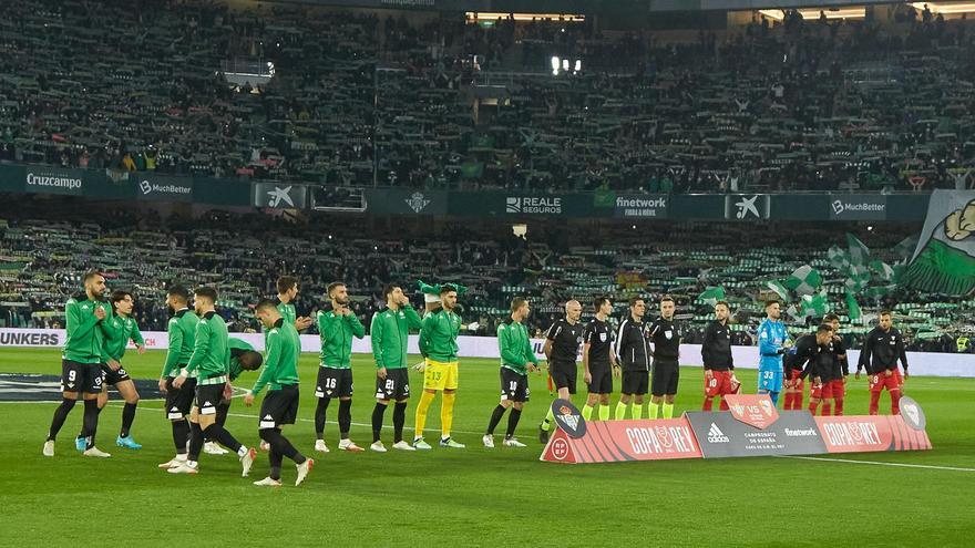 El equipo arbitral al comienzo del partido