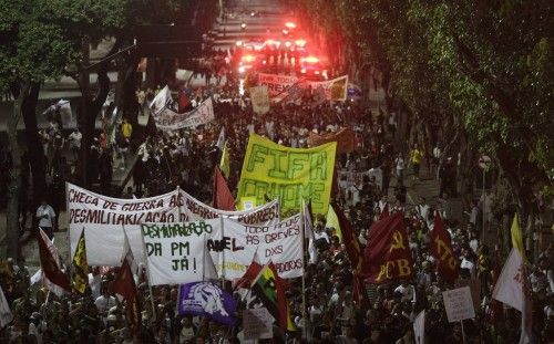 Miles de personas han protestado en Brasil por los excesos cometidos, a su juicio, en la preparación del Mundial, con lemas en los que piden a los turistas que no viajen y que llaman al ex madridista Ronaldo 'enemigo del pueblo'.