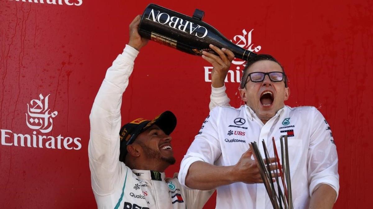 Lewis Hamilton ducha con champaña a su ingeniero Peter Bonnington, en el podio de Montmeló.