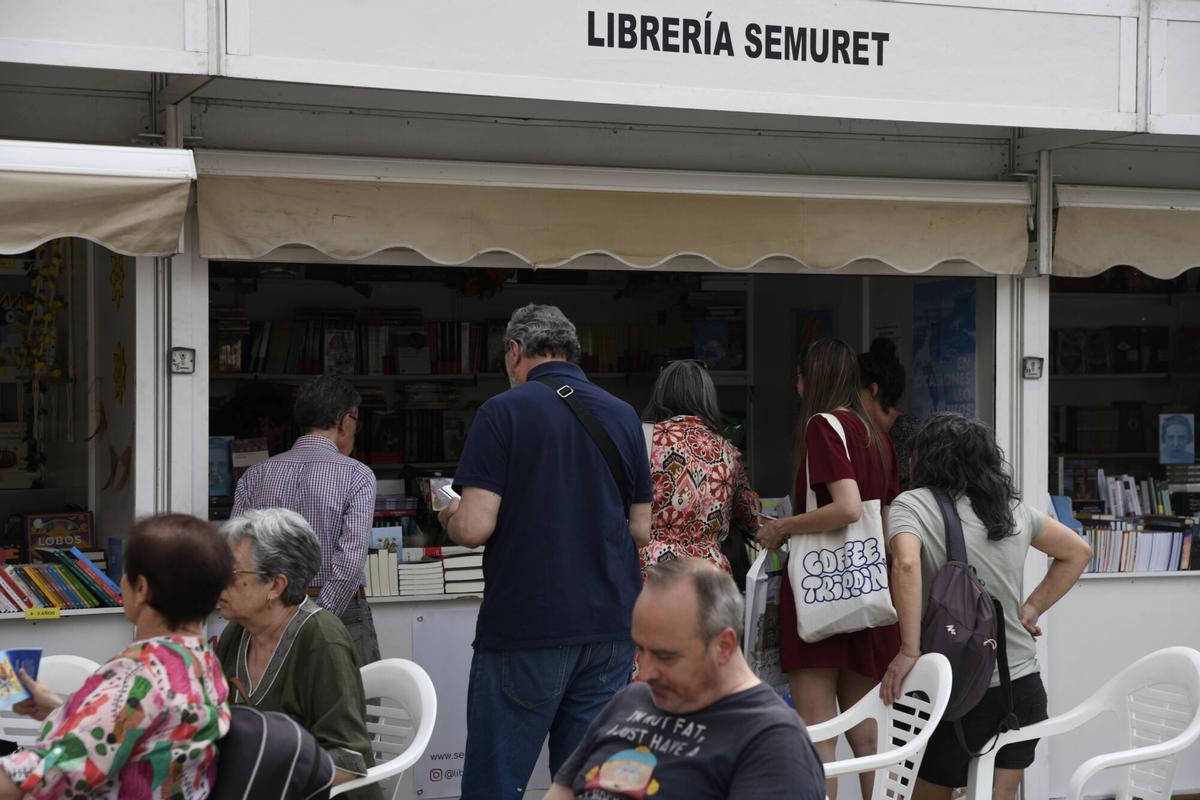 Feria del libro. Pregón a cargo de Dolores Fidalgo sobre Margarita Ferreras. Fotos del pregón y ambiente. La primera presentación es las 19.00 horas y lo presenta Ana Arias