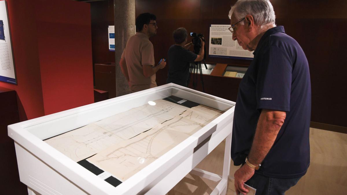 Un hombre analiza una de las piezas de la exposición “Los puentes que nos unen” .