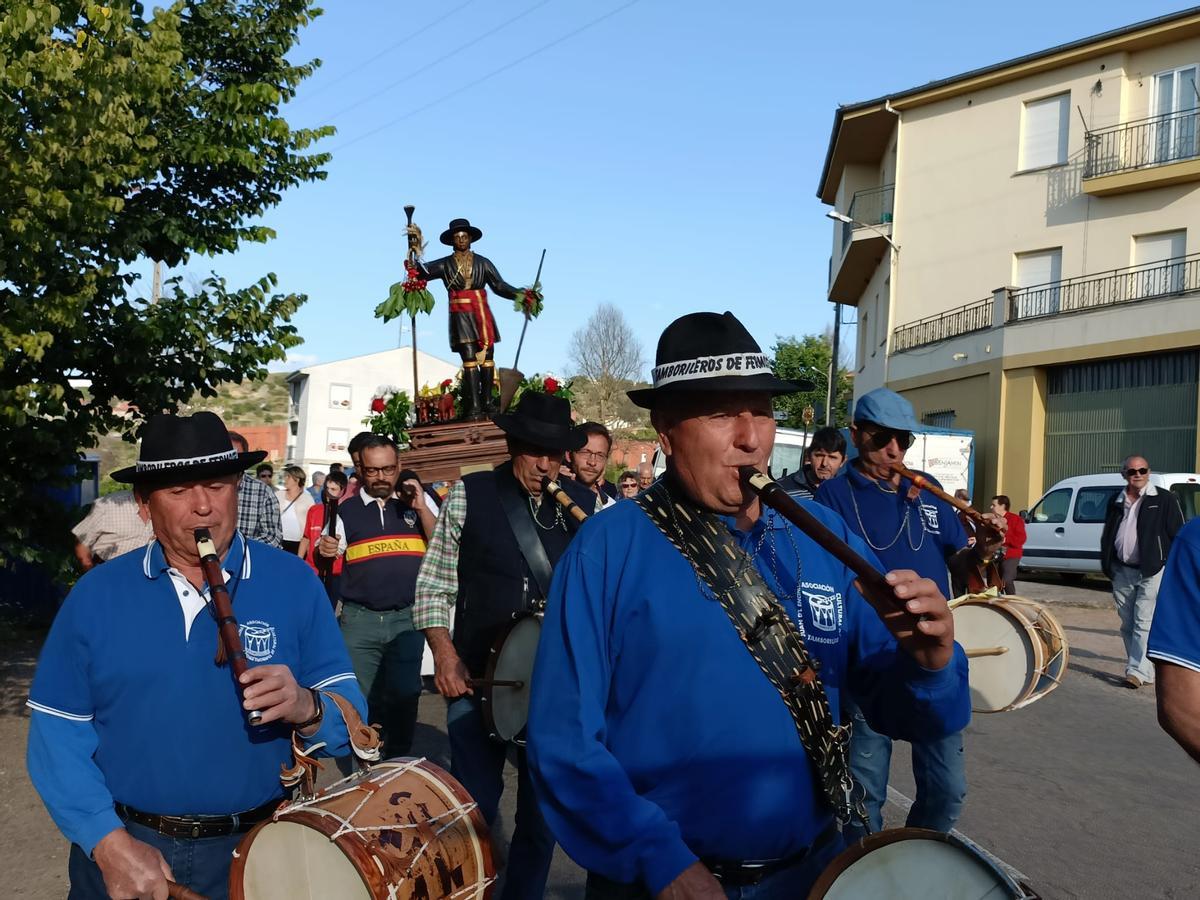 Los tamborileros de Fermoselle, en la procesión de San Isidro labrador.