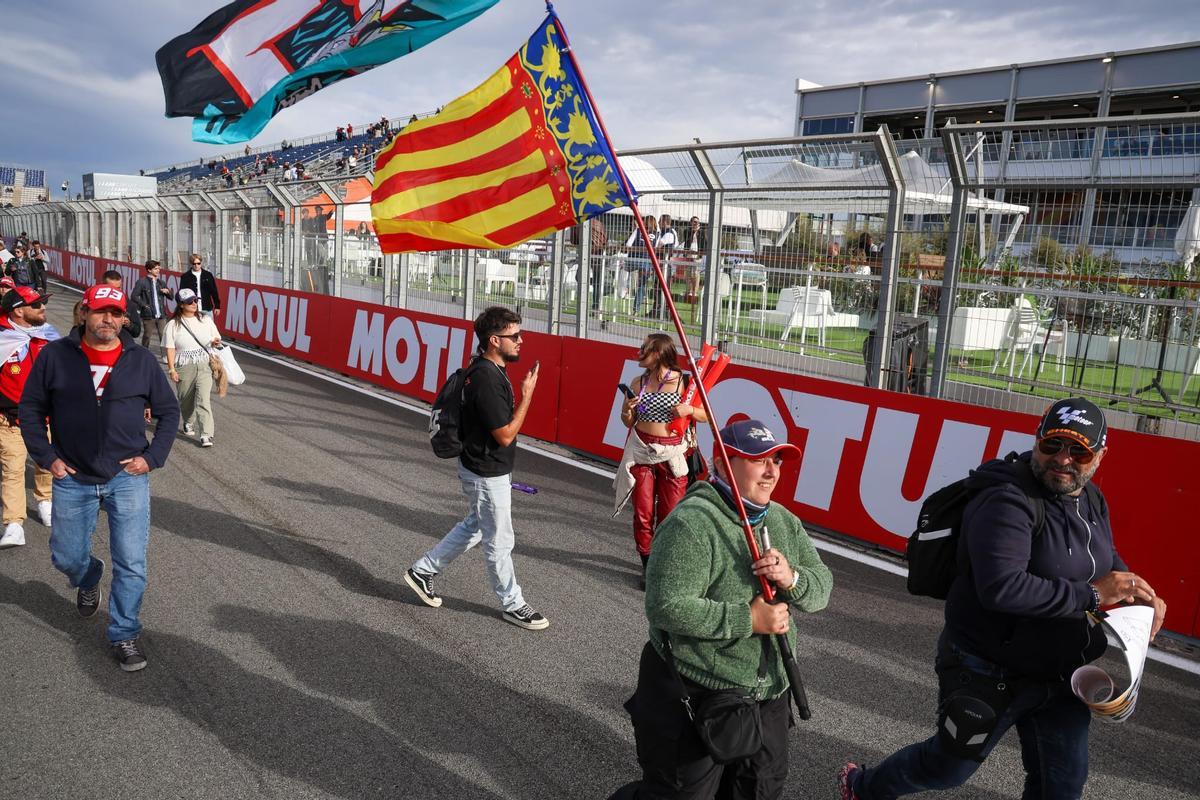 Miles de aficionados invadieron la pista al final para ver el podio de MotoGP