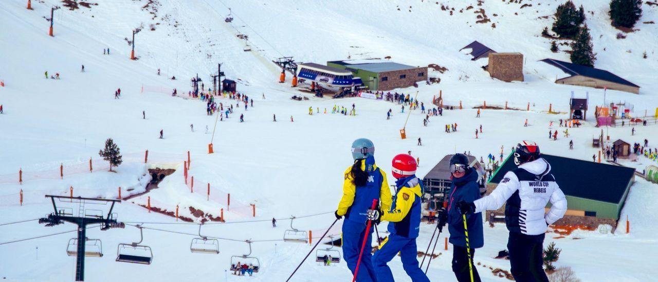 Varios esquiadores, estas vacaciones en la nueva zona de esquí de Basibé, en la estación de Aramón Cerler.
