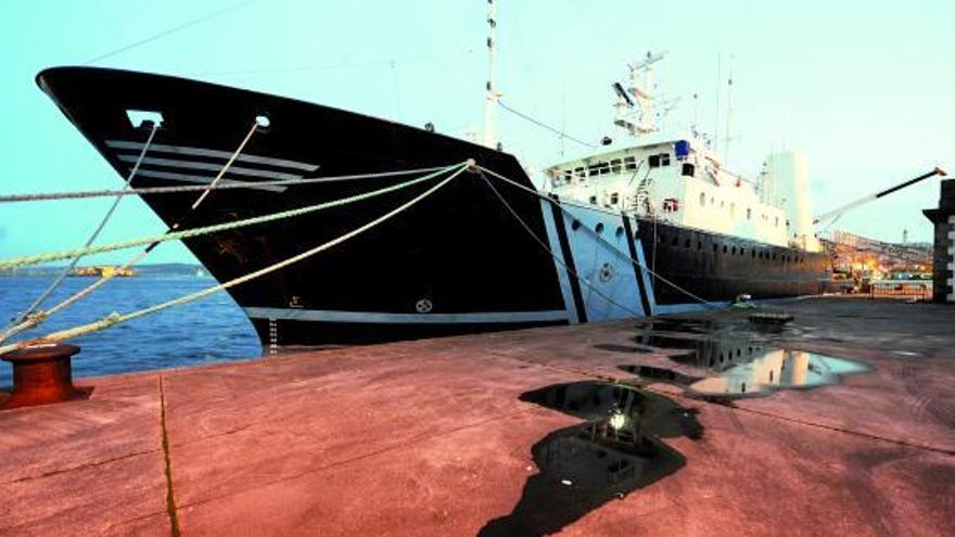 El buque de operaciones especiales &quot;Petrel&quot;, atracado en el puerto de A Coruña. // 13 Fotos