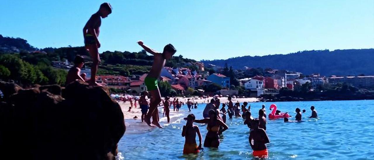 Varios bañistas, ayer, disfrutando de las playas de Bueu en plena ola de calor. |  GONZALO NÚÑEZ
