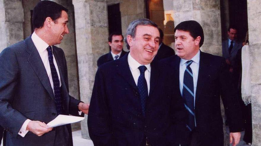 Eduardo Zaplana, Joaquín Barceló y José Luis Olivas, los tres imputados en el caso Erial, en una visita a Terra Mítica en 2005.