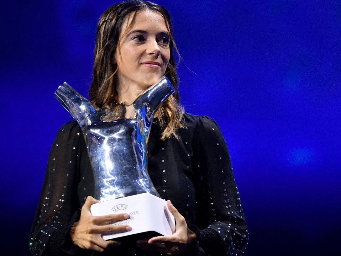 Aitana Bonmatí recogiendo su premio a mejor jugadora de la UEFA