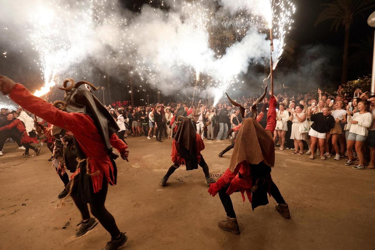 Tausende strömen in der Nit de Sant Joan an die Strände von Palma