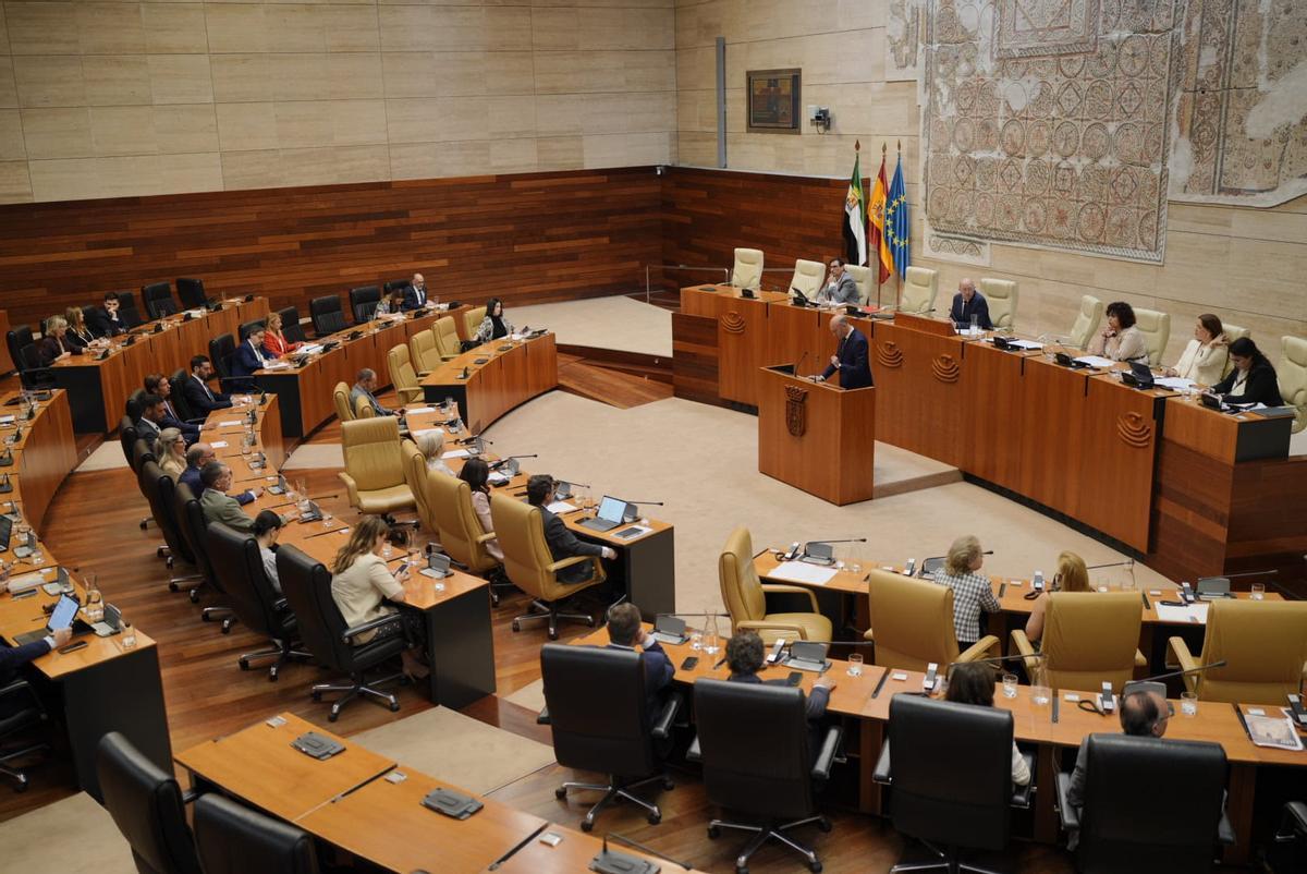 Fotogalería | Segunda sesión del pleno de investidura de María Guardiola en imágenes