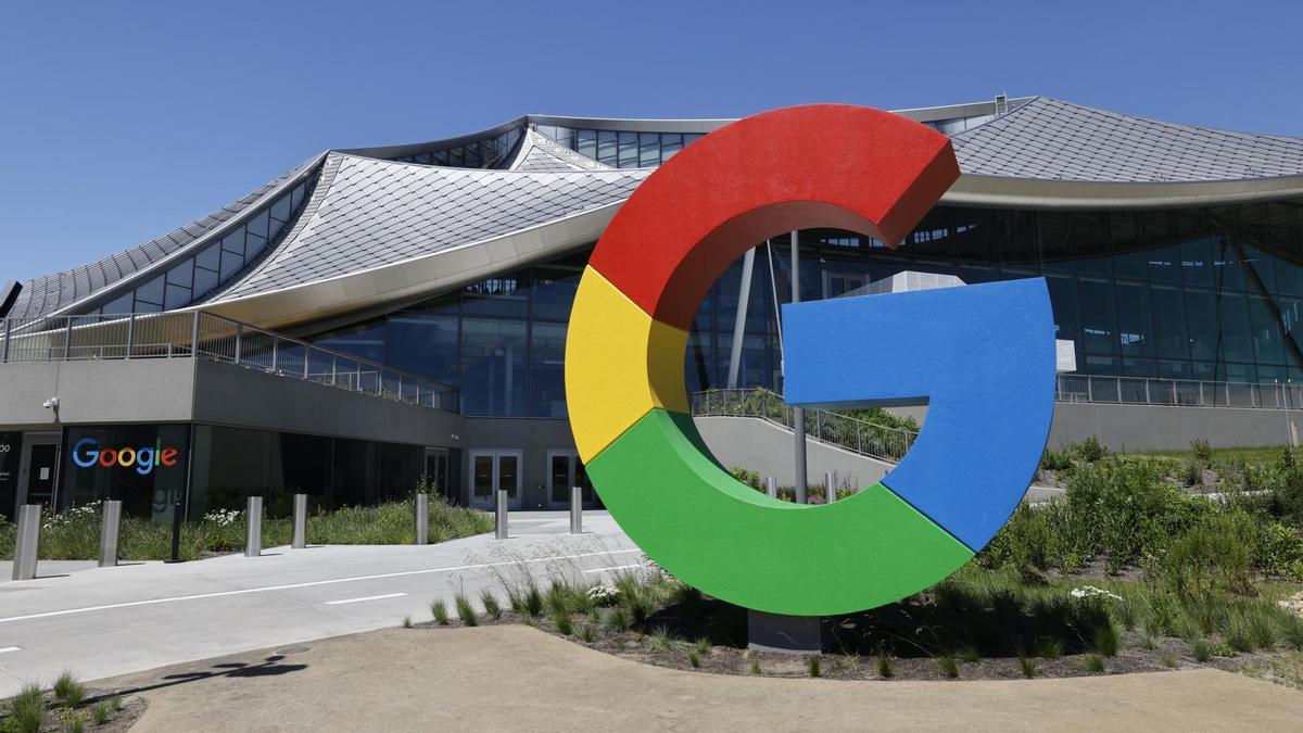 El logo gegant de Google, a l&#039;entrada del nou campus Mountain View