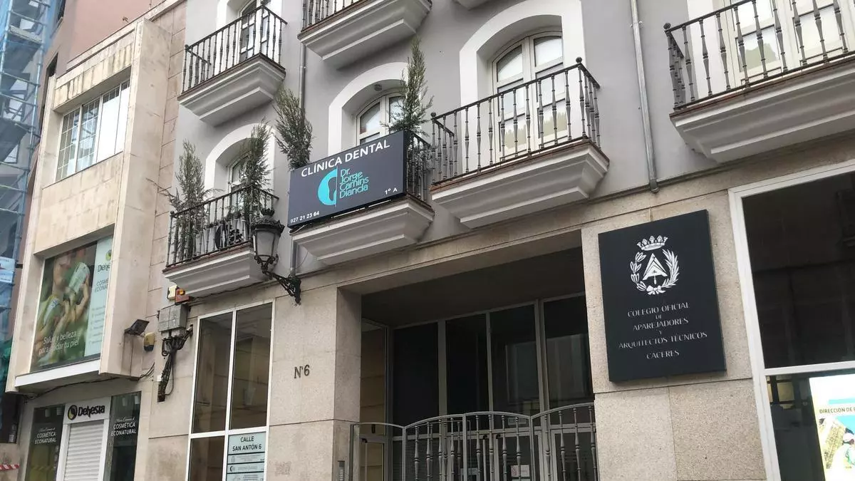 El Gran Teatro, Mostazo y Óptica Alonso: los tres pilares que definen la tradicional calle San Antón de Cáceres
