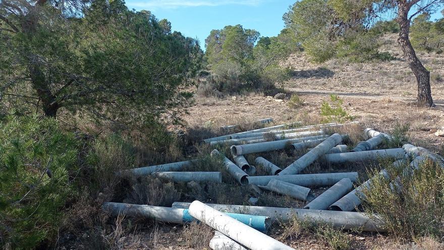 Vertido ilegal de escombros en una zona forestal de San Vicente