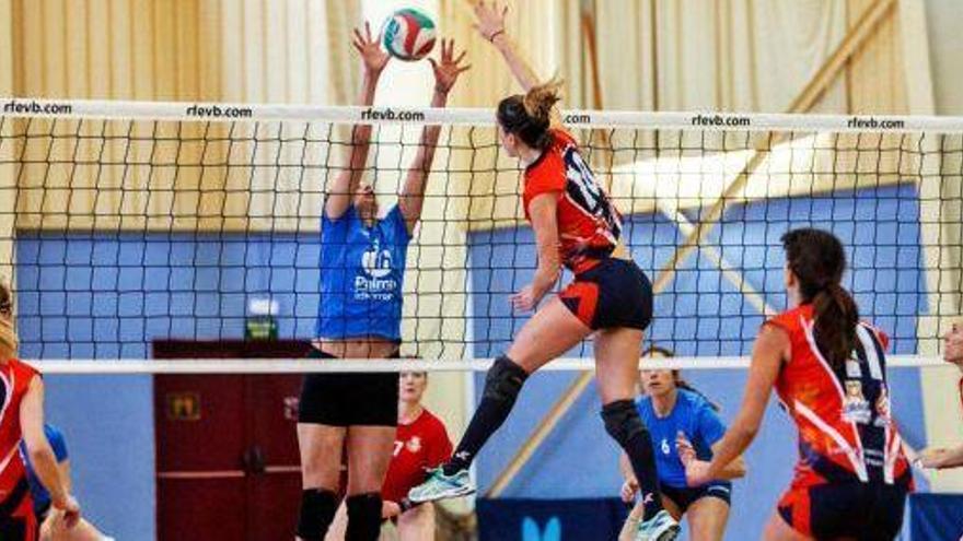 Un instante de un partido de voleibol del equipo ibicenco del Cor Pitiús en el pabellón de es Viver.