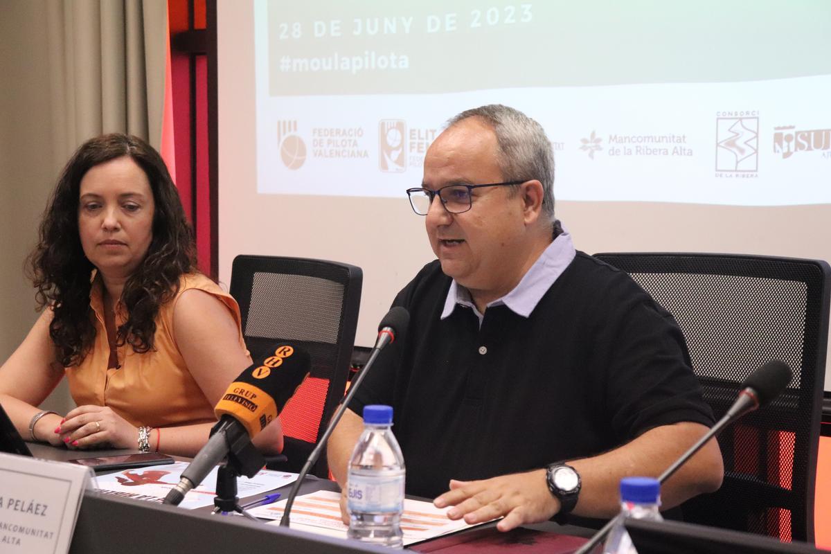 Txema Peláez i Susana Martínez, durant el torn de parlaments.