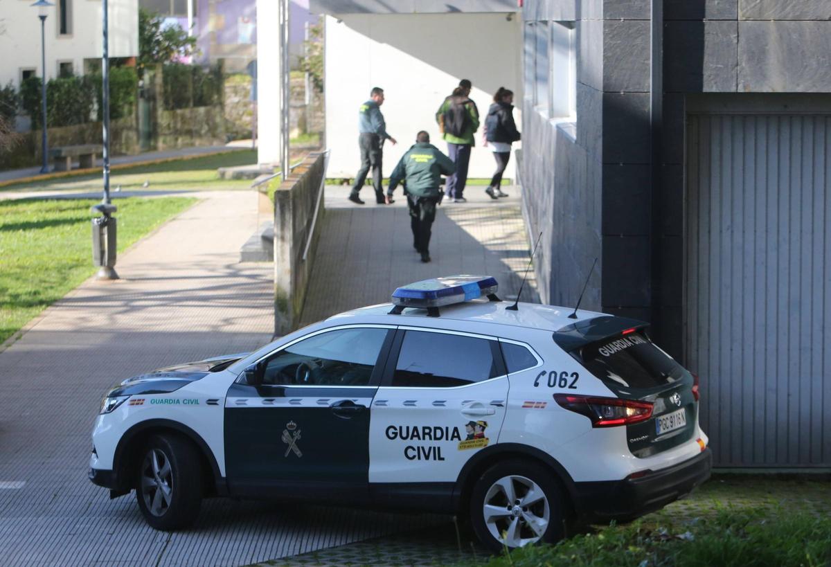 La pareja de okupas, accediendo a los juzgados con la Guardia Civil el pasado mes de marzo.