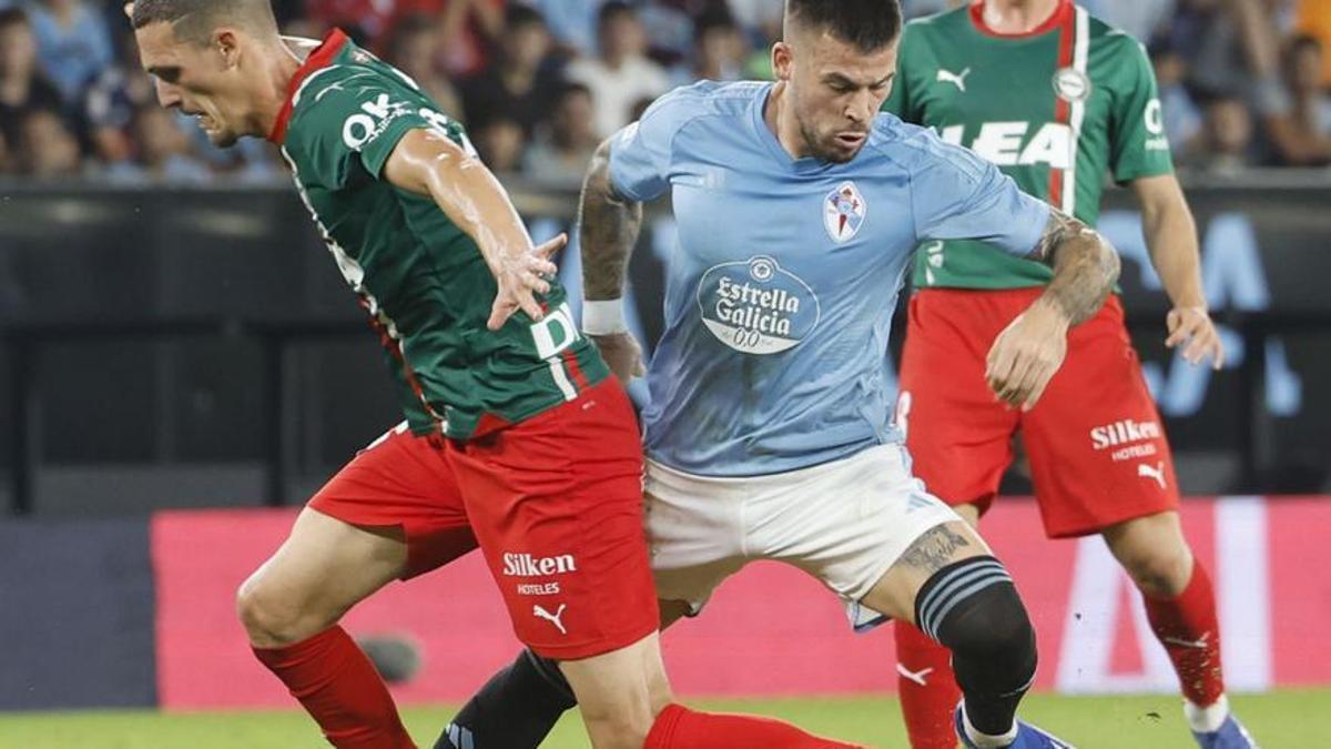 Carles Pérez disputa un balón a Rafa Marín durante la reciente visita del Alavés a Balaídos