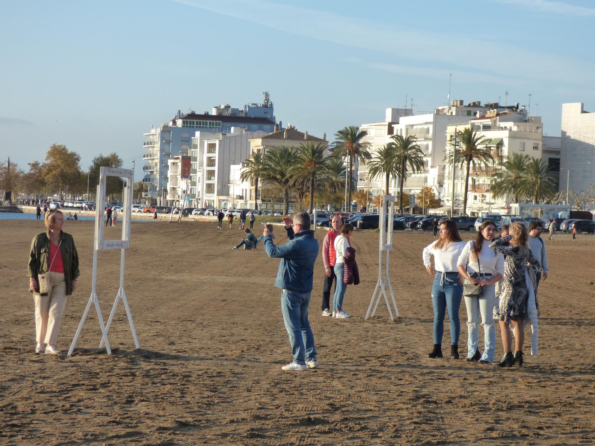 El Festivalet de Roses omple la platja de la Perola