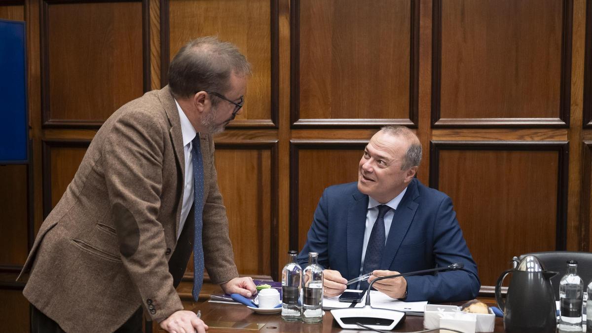 Por la izquierda, el consejero Raúl Salvador García Brink y el vicepresidente Augusto Hidalgo.