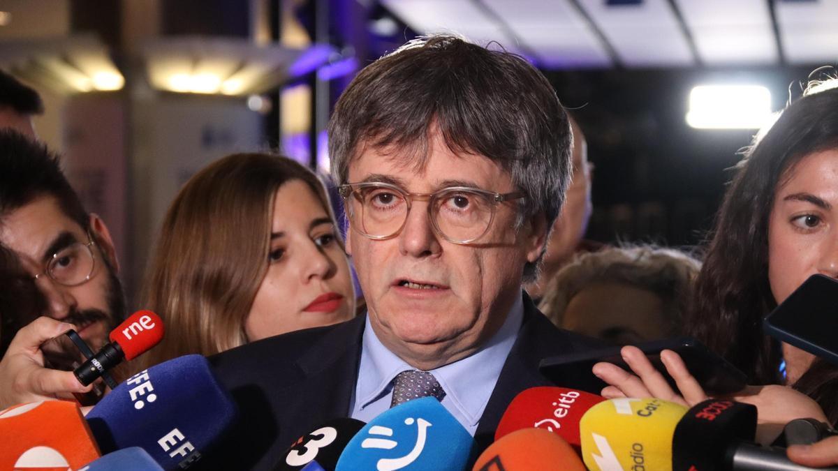 L'expresident Carles Puigdemont en una atenció als mitjans des del Parlament Europeu, en una imatge d'arxiu
