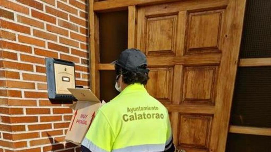 El consistorio reparte lotes de material de protección y diplomas