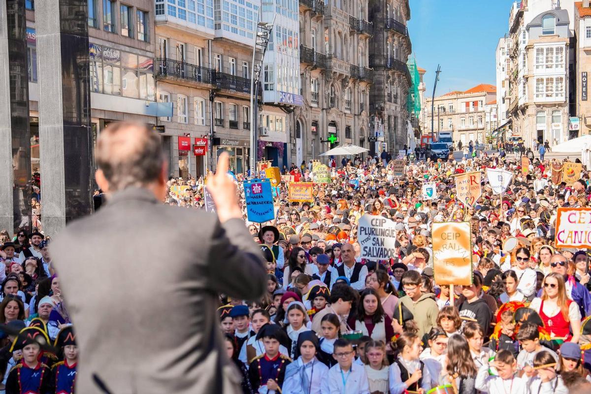 Más de 2.000 escolares toman Vigo con la Reconquistiña