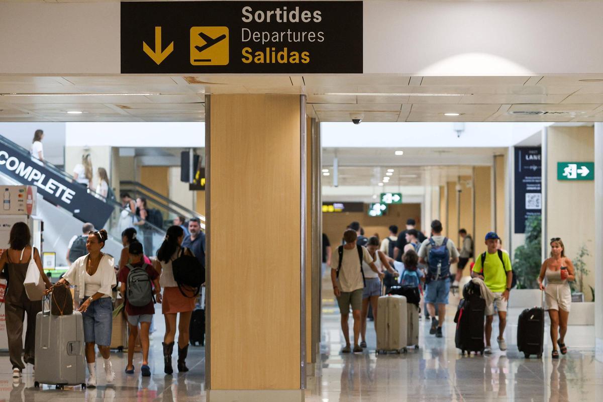 Imagen de archivo de viajeros en el aeropuerto de Ibiza.