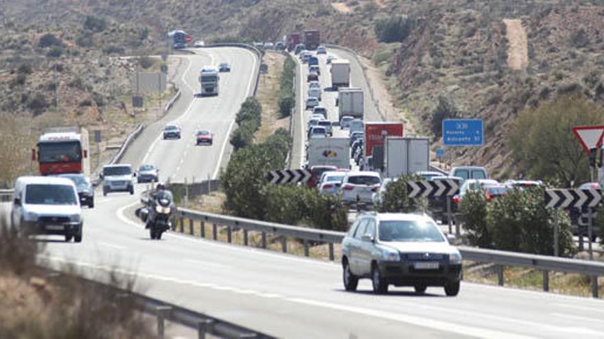 Intenso tráfico en la autovía a la altura de Novelda