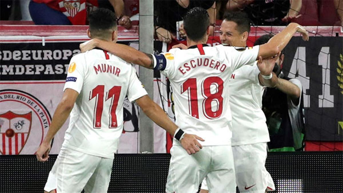 Chicharito da tres puntos al Sevilla