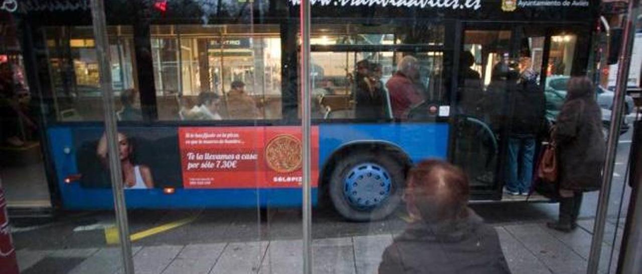 Un autobús urbano recoge pasajeros en una parada de Las Meanas.