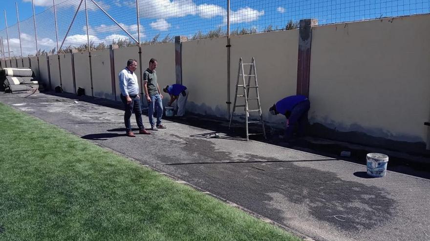 La Concejalía de Obras realiza diversas mejoras en el campo de fútbol de Costa Calma