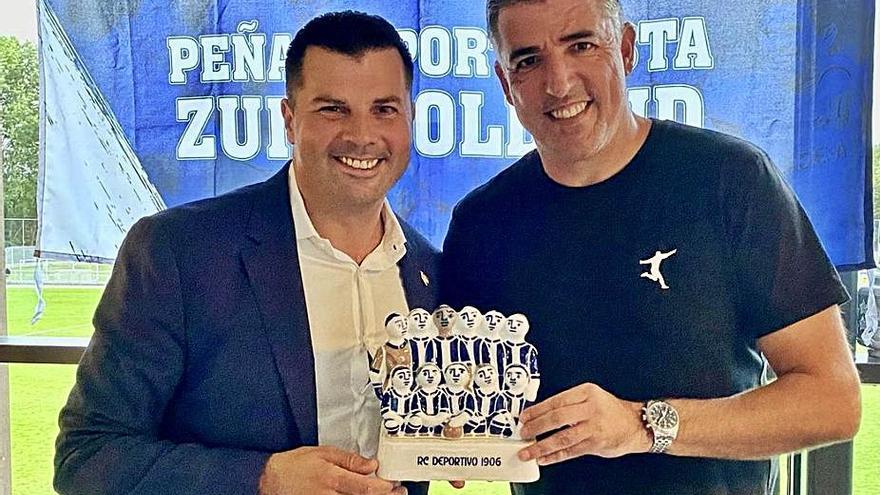 Roy Makaay con el presidente Manel Méndez. |  // PEÑA ZUID HOLLAND