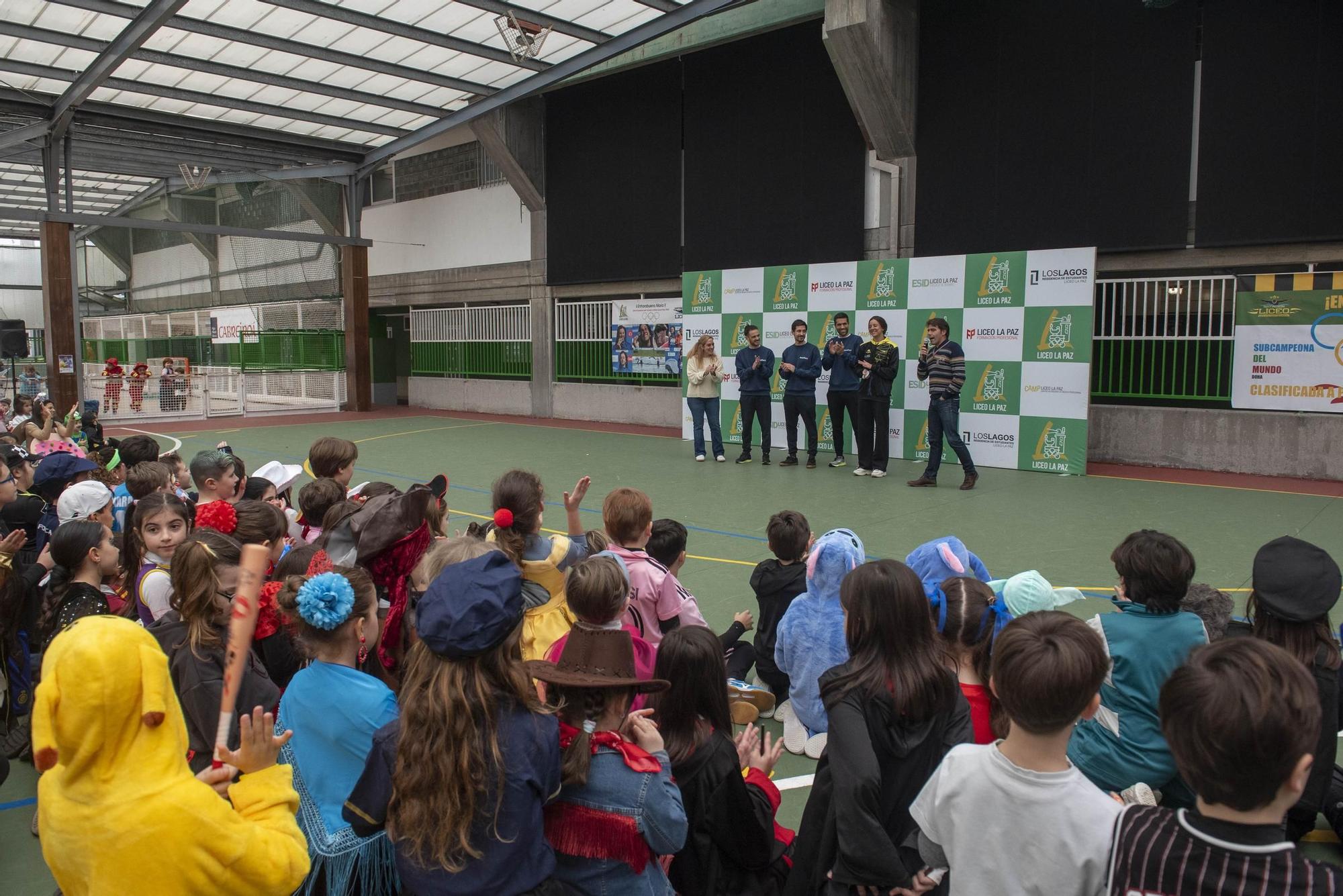 Alumnos del colegio Liceo La Paz reciben a la nadadora María de Valdés, subcampeona del mundo