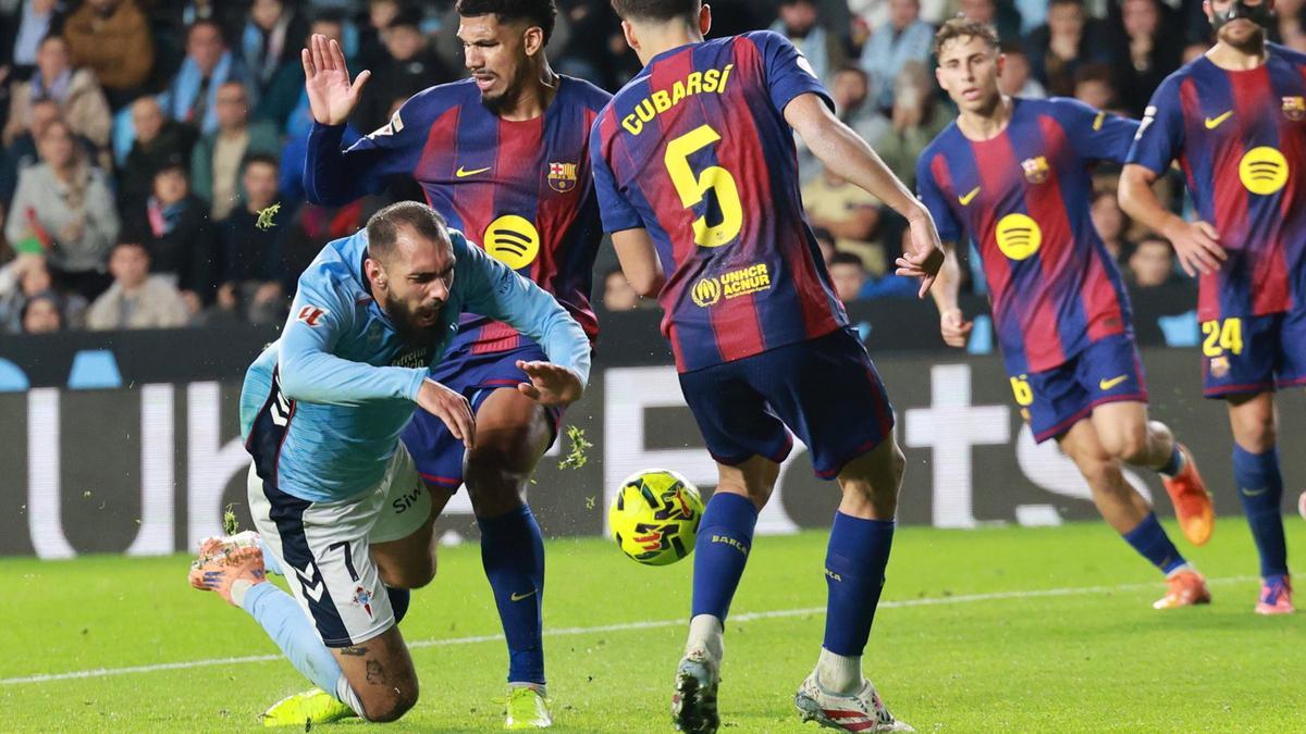 Borja Iglesias cae ante varios jugadores del Barça.