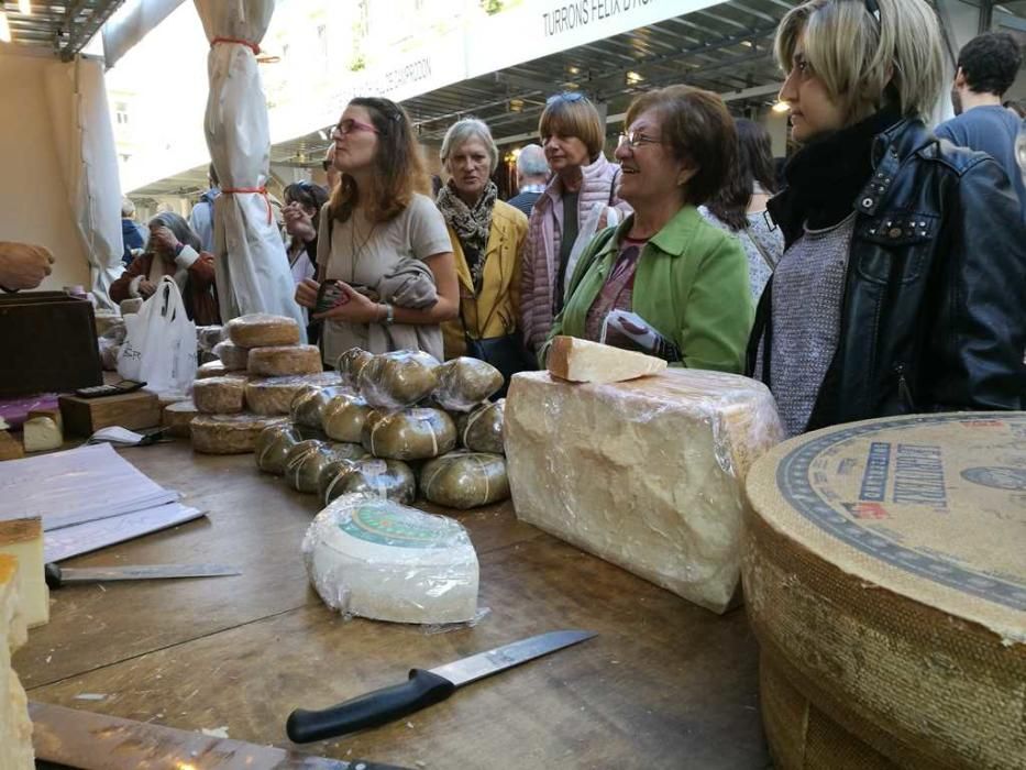 Milers de persones omplen el Barri Vell de Girona per Tots Sants