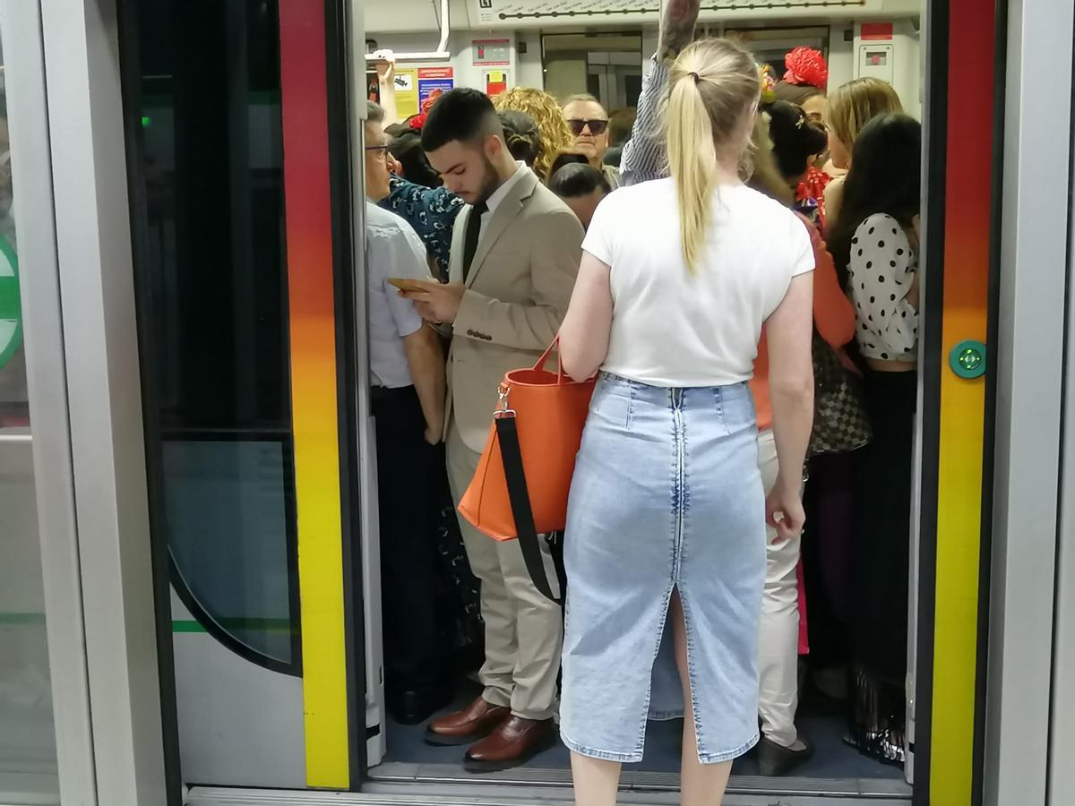El Metro de Sevilla, abarrotado de personas que quieren ir a la Feria