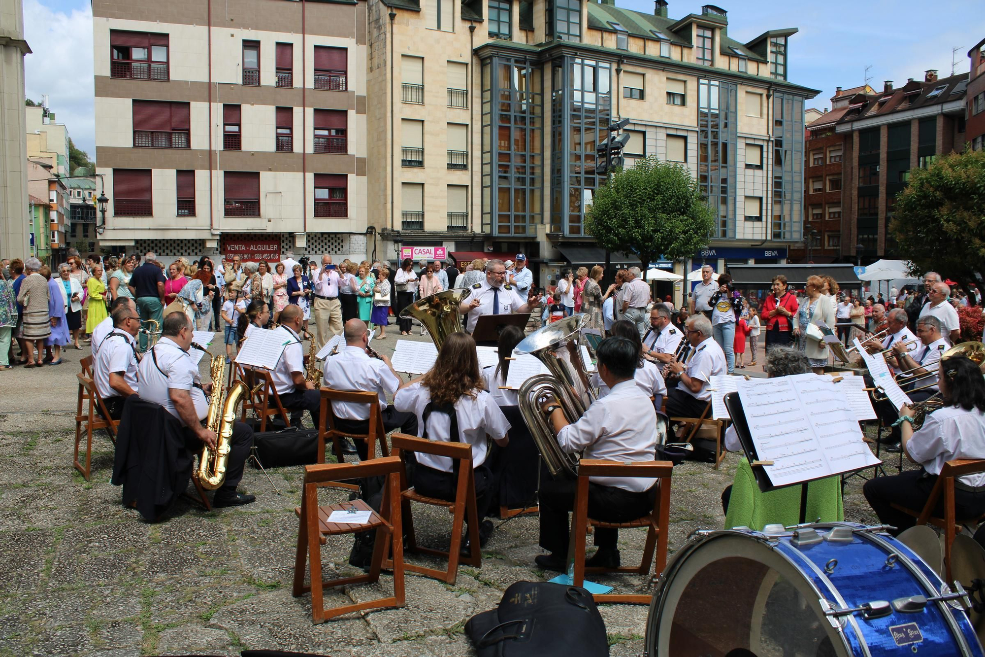 Así es el último día de las fiestas en Sama: del concierto del Coro "Santiaguín" a la jira por los bares, pasando por la música constante