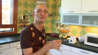 La vida de Fernando ‘Estrella’, músico de la Movida, icono pop, activista LGTBIQ+ y cocinero de Almodóvar, en un documental